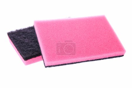 Esponja de espuma rosa y negra aislada sobre fondo blanco.