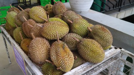 Haufen Durian auf Korb steht zum Verkauf bereit