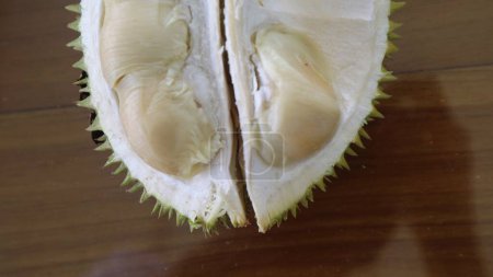 Fruto duriano abierto.Duriano maduro es conocido como Rey de las frutas. Es maloliente y la cáscara está cubierta de clavos.