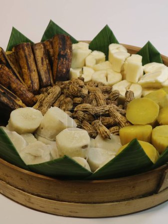 Polo pendem est un aliment traditionnel javanais, y compris le manioc, patates douces, cacahuètes, ose, banane avec drapeau ruban blanc rouge. Habituellement utilisé pour la célébration Indonésie indpendence jour