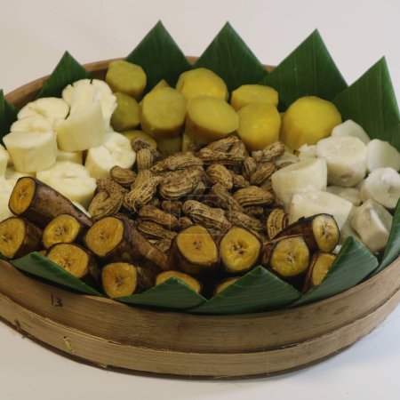 Polo pendem est un aliment traditionnel javanais, y compris le manioc, patates douces, cacahuètes, ose, banane avec drapeau ruban blanc rouge. Habituellement utilisé pour la célébration Indonésie indpendence jour