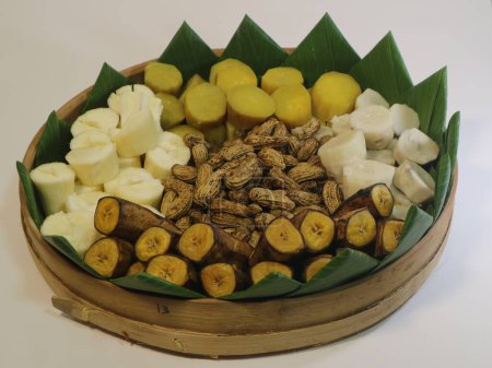 Polo pendem es comida tradicional javanesa que incluye yuca, batatas, cacahuetes, rosa, plátano con bandera de cinta blanca roja. Utilizado generalmente para la celebración del día de la indpendencia de Indonesia