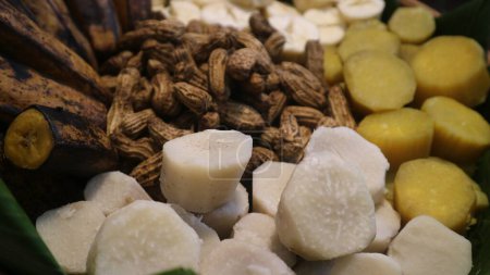 Polo pendem es comida tradicional javanesa que incluye yuca, batatas, cacahuetes, rosa, plátano con bandera de cinta blanca roja. Utilizado generalmente para la celebración del día de la indpendencia de Indonesia
