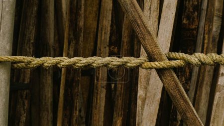 Téléchargez les photos : Corde attachée au bois pour fond texturé - en image libre de droit