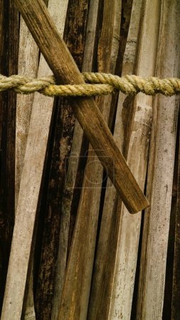 Téléchargez les photos : Corde attachée au bois pour fond texturé - en image libre de droit