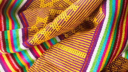 Handgewebtes Gewebe mit einzigartigen Mustern aus Indonesien, strukturierter mehrfarbiger ethnischer Stoff