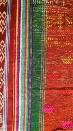 Téléchargez les photos : Tissé à la main avec un motif unique en provenance d'Indonésie, tissu ethnique multicolore texturé - en image libre de droit