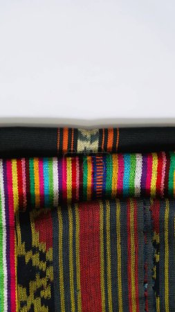 Téléchargez les photos : Tissé à la main avec un motif unique en provenance d'Indonésie, tissu ethnique multicolore texturé - en image libre de droit