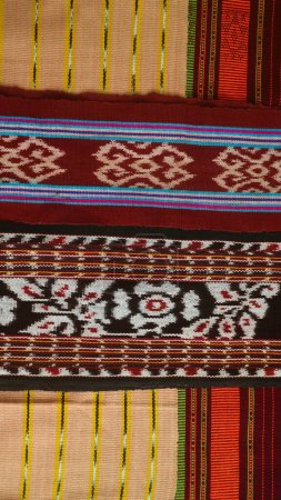 Tissé à la main avec un motif unique en provenance d'Indonésie, tissu ethnique multicolore texturé