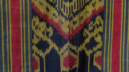 Handgewebtes Gewebe mit einzigartigen Mustern aus Indonesien, strukturierter mehrfarbiger ethnischer Stoff
