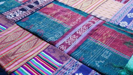 Varios patrón de tela tejida hecha a mano de Indonesia, fondo textil texturizado multicolor