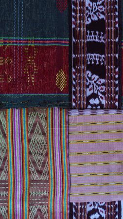 Varios patrón de tela tejida hecha a mano de Indonesia, fondo textil texturizado geométrico multicolor