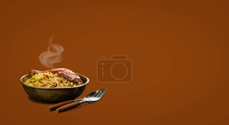 Téléchargez les photos : Délicieux plat indien Jambe de poulet Biryani avec riz basmati à la vapeur dans un vieux bol en laiton avec fourchette et cuillère isolée sur fond brun avec espace pour le texte, pour menu, bannière, modèle - en image libre de droit