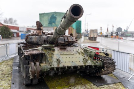 Foto de Pistola de tanque del tanque ruso T-72B, destruida por el ejército ucraniano en la primavera de 2022 en las batallas cerca de Kiev - Imagen libre de derechos