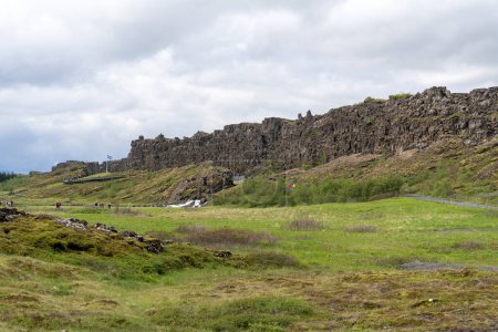 Foto de Thingvellir rift valle de la cordillera del Atlántico medio y sitio de montaje histórico de Althing o Law Rock en las llanuras del Parlamento en Islandia - Imagen libre de derechos
