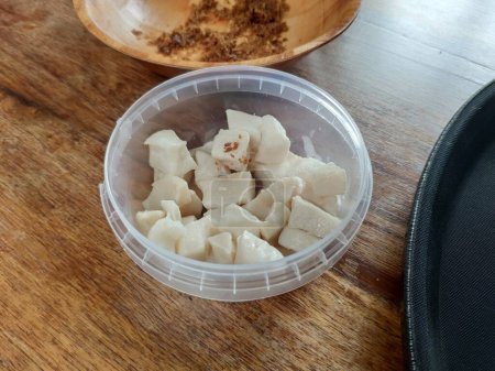 Foto de Cuenco con pequeños trozos blancos de tiburón fermentado (Hakarl) - Imagen libre de derechos