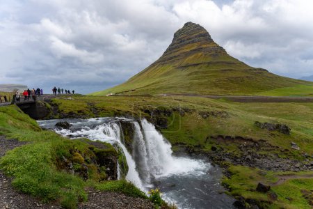 Téléchargez les photos : Kirkjufell, Islande - 06.23.2023 : Chute Kirkjufell Mountain et Kirkjufellsfoss en Islande - en image libre de droit