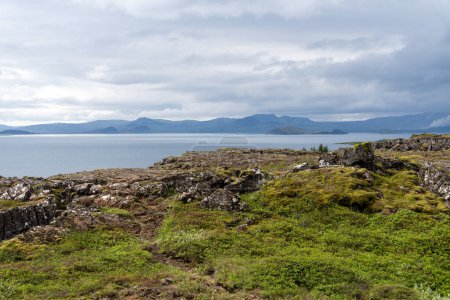 Foto de Paisaje del valle de la grieta Thingvellir de la cordillera del Atlántico medio y el lago Thingvallavatn en Islandia - Imagen libre de derechos