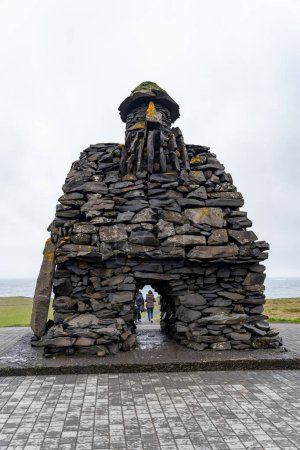 Foto de Arnarstapi, Islandia - 06.23.2023: Estatua de Bardur Snaefellsas en Arnarstapi, Península de Snaefellsnes, Islandia - Imagen libre de derechos