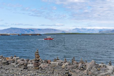 Téléchargez les photos : Petit bateau rouge dans la baie de Faxafloi à Reykjavik, Islande - en image libre de droit