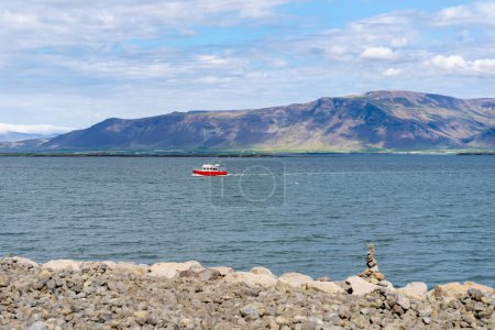 Téléchargez les photos : Petit bateau rouge dans la baie de Faxafloi à Reykjavik, Islande - en image libre de droit