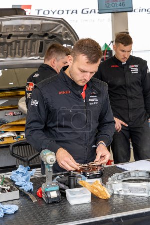 Foto de Tartu, Estonia - 07.20.2023: Mecánico trabajando en el WRC en el WRC Rallye de Estonia 2023 - Imagen libre de derechos