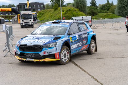 Téléchargez les photos : Tartu, Estonie 07.20.2023 : Egon Kaur et Jakko Viilo en WRC au parc d'assistance du Rallye d'Estonie 2023 - en image libre de droit