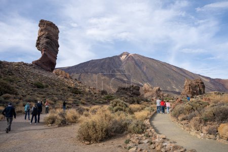 Tenerife, Espagne - 04.12.2023 : Touristes au Roque Cinchado avec le Mont Teide en arrière-plan au Parc National du Teide, Îles Canaries