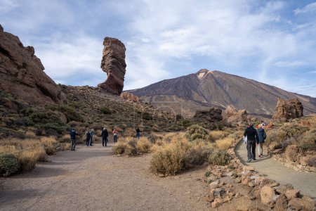 Tenerife, España - 04.12.2023: Turistas de Roque Cinchado con el Teide en el Parque Nacional del Teide, Islas Canarias