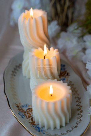Bougies de cire de soja blanches à motif tourbillonnant en spirale