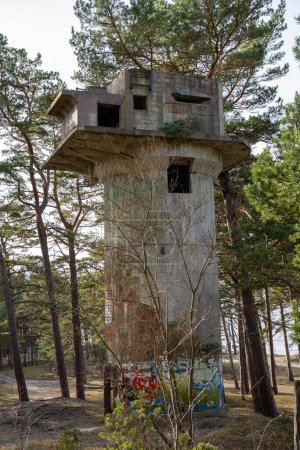 Liepaja, Lettland - 27.02.2023: Brandkorrekturturm für Küstenverteidigungsbatterie von unten