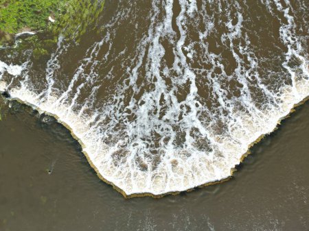 Téléchargez les photos : Vue aérienne de haut en bas de la cascade Venta Rapid (Ventas Rumba) au printemps - en image libre de droit