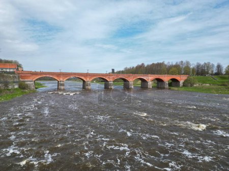 Téléchargez les photos : Le vieux pont en brique rouge qui traverse la rivière Venta. Kuldiga, Lettonie - en image libre de droit