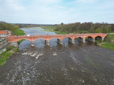 Die alte Brücke aus rotem Backstein über den Fluss Venta. Kuldiga, Lettland