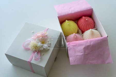 Velas de cera de soja coloridas en forma de Zefir en una caja