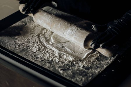 "Foto de primer plano de un rodillo en acción, moldeando hábilmente la masa, capturando la esencia de la artesanía de hornear