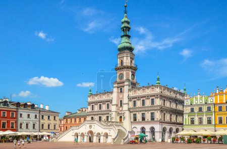 Foto de A beautiful, renaissance town hall on the Great Market Square in Zamosc. The city of Zamo is on the UNESCO World Heritage List - Imagen libre de derechos
