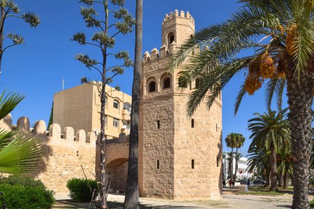 Foto de Murallas defensivas de torre y ciudad que rodean la ciudad vieja (medina), Monastir, Túnez - Imagen libre de derechos