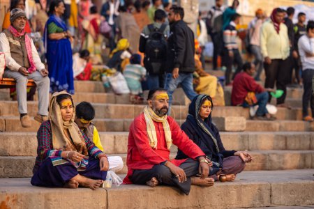 Téléchargez les photos : Varanasi, Uttar Pradesh, India - November 2022: Portrait of Unidentified Indian people near river ganges in varanasi city. - en image libre de droit
