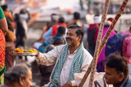 Téléchargez les photos : Varanasi, Uttar Pradesh, India - November 2022: Portrait of Unidentified Indian people near river ganges in varanasi city. - en image libre de droit