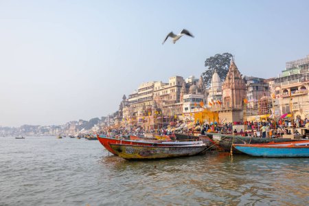 Foto de Varanasi, Uttar Pradesh, India - Noviembre 2022: Ciudad histórica de Varanasi con templos antiguos y arquitectura de edificios a lo largo del río Ganges - Imagen libre de derechos