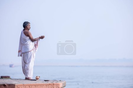 Téléchargez les photos : Varanasi, Uttar Pradesh, India - November 2022: Portrait of Unidentified Indian brahmin priest on ghat near river ganges in varanasi city. - en image libre de droit