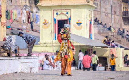 Téléchargez les photos : Varanasi, Uttar Pradesh, India - November 2022: Portrait of Unidentified Indian sadhu baba blessings on ghat near river ganges in varanasi city. - en image libre de droit