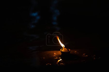 Foto de Fire flame at night with dark background during the ganga aarti rituals at river bank. - Imagen libre de derechos