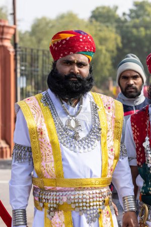 Téléchargez les photos : Bikaner, Rajasthan, Inde - Janvier 2023 : Festival du chameau, Portrait d'un jeune homme avec barbe et moustache vêtu d'une robe traditionnelle blanche rajasthani et turban. Rajput mâle de bikaner. - en image libre de droit