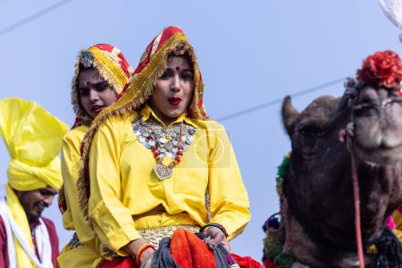 Téléchargez les photos : Bikaner, Rajasthan, Inde - Janvier 2023 : Festival du chameau Bikaner, Groupe de jeunes belles femmes en tenue traditionnelle et bijoux du rajasthan tout en participant à la parade. Concentration sélective. - en image libre de droit