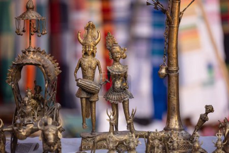 Téléchargez les photos : Art du métal en laiton, sculpture culturelle indienne faite à la main souvenir en laiton avec un fond clair. Concentration sélective. - en image libre de droit