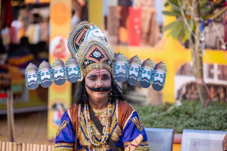 Téléchargez les photos : Noida, Uttar Pradesh Inde - Février 2023 : Noida Haat, Les artistes masculins s'habillent comme le roi Ravan avec dix têtes tout en participant à Saras ajeevika à Noida haat. Ravan est roi et fait partie du ramayan. - en image libre de droit