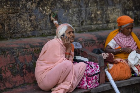Téléchargez les photos : Rishikesh, Uttarakhand, Inde - Octobre 2022 : Saint Rishikesh, Portrait d'un brahmane non identifié près de la rivière Ganges ghat à rishikesh pendant la matinée d'hiver. - en image libre de droit