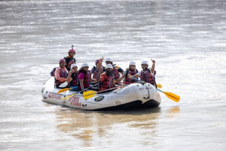 Téléchargez les photos : Rishikesh, Uttarakhand, Inde - Octobre 2022 : Rafting fluvial, Groupe de personnes non identifiées profitant du rafting fluvial dans les chaînes fluviales à rishikesh en bateau. Rishikesh est célèbre pour le rafting avec le yoga. - en image libre de droit
